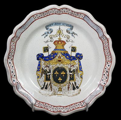 une assiette sur laquelle figurent des armoiries et une couronne