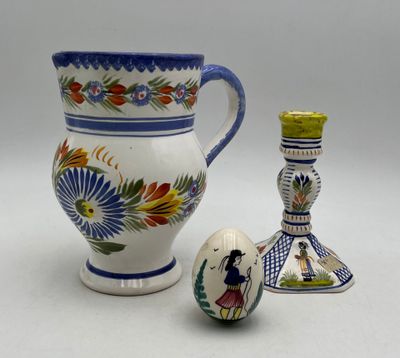 deux vases et un bougeoir placés l'un à côté de l'autre