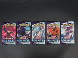 Quatre paquets de cartes du jeu de cartes à collectionner Pokémon sont alignés sur une table