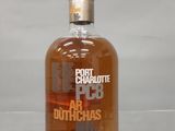 La bouteille de bourbon Port Charlotte est posée sur une table.