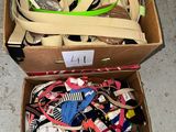 une boîte en carton remplie d'objets hétéroclites sur le sol