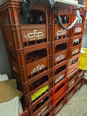 une pile de caisses contenant des bouteilles de bière