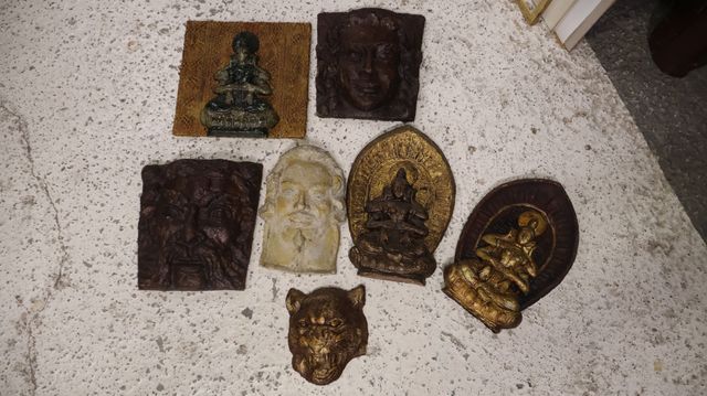Un lot de sculptures en papier maché 