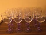six verres à vin posés sur une table, aux bords violets