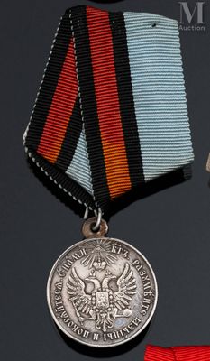 deux médailles et une médaille sur fond noir