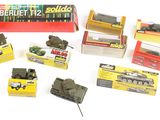 une grande quantité de véhicules militaires miniatures dans une boîte