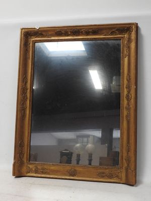 un miroir accroché au mur de la pièce