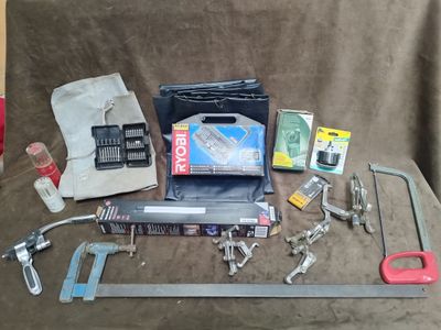tout un tas d'outils qui traînent sur le canapé