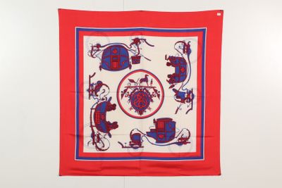 foulard en soie rouge, bleu et blanc, orné d'un motif représentant un cheval et une calèche
