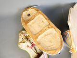 une paire de chaussures posées l'une à côté de l'autre