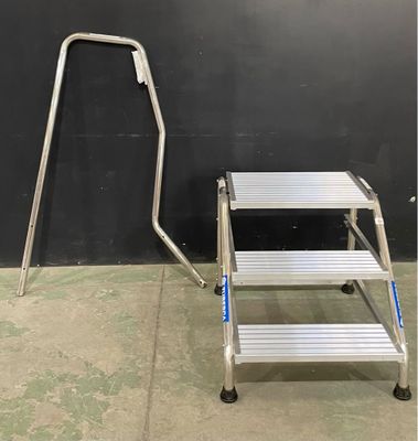 un petit escabeau à côté d'un petit tabouret