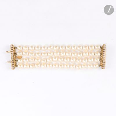 un gros plan sur un bracelet blanc orné de perles