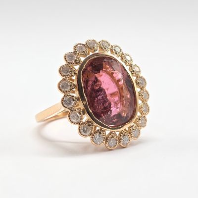une bague en tourmaline rose et diamant