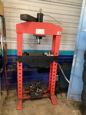l'image d'une machine dans un garage