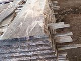 plusieurs morceaux de bois sont empilés les uns sur les autres pour former une pile