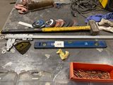 les nombreux outils qui se trouvent sur une table dans la pièce