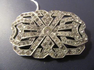392.58 - Broche EN Metal ET Strass 25 - 35 Euro