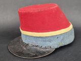 un chapeau rouge et bleu orné d'un ruban jaune