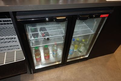 un réfrigérateur contenant deux bouteilles d'eau