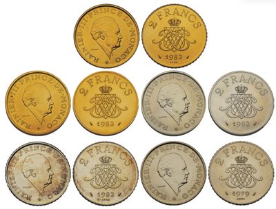 six types de pièces différents sont présentés sur une surface blanche