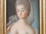 portrait d'une jeune femme vêtue d'une robe blanche et d'un voile