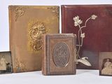 beaucoup de vieux livres posés sur une table