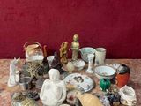 une table sur laquelle se trouvent de nombreux objets différents
