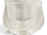 vase en verre transparent avec un motif ondulé sur fond blanc