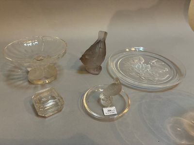 beaucoup d'objets en verre qui se trouvent sur la table