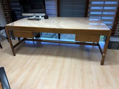 Grande table bureau en palmier ou teck dessus d'albâtre rose…