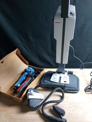 un bureau sur lequel se trouvent un ordinateur, un téléphone et d'autres appareils électroniques