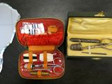 une trousse contenant des ciseaux, des ciseaux et d'autres objets