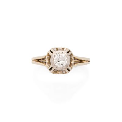 une bague en diamant et en or, ornée d'un diamant blanc au centre