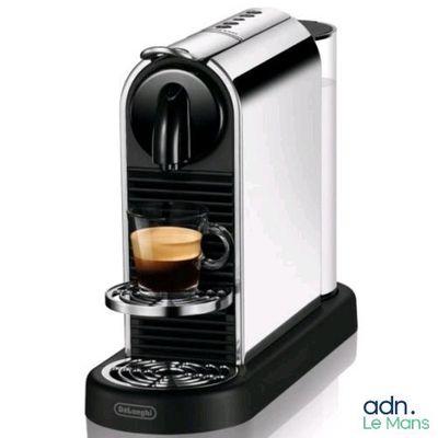 gros plan d'une machine à café avec une tasse de café