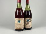 deux bouteilles de vin posées l'une à côté de l'autre sur une table