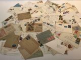 une pile de vieilles cartes postales posée sur une table