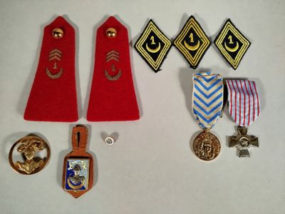 beaucoup de médailles et d'insignes posés sur une table