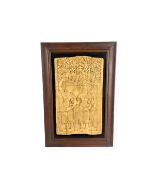 plaque en bois sculptée représentant un groupe d'hommes et de femmes dans une forêt