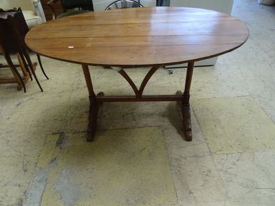 une table sur laquelle est posé un plateau en bois