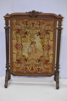 ECRAN de cheminée, ossature en bois avec décor en canevas.