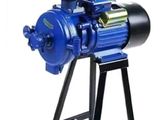 un gros plan d'une machine sur laquelle est posé un bol de nourriture