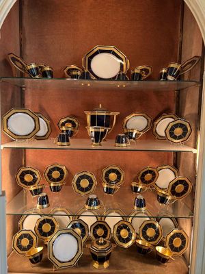 une vitrine présentant de nombreux types de vaisselle en porcelaine