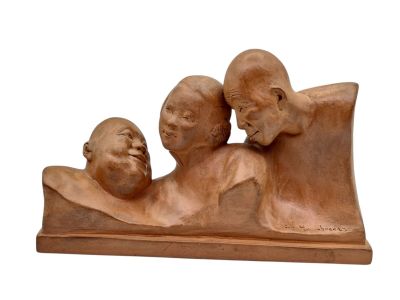une sculpture représentant trois personnes assises sur un banc