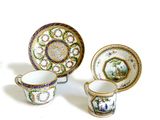 trois types différents de tasses et soucoupes en porcelaine posées sur un fond blanc