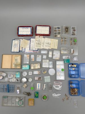 une table sur laquelle se trouvent de nombreux objets différents