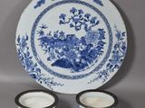 une paire d'assiettes et de tasses chinoises bleues et blanches