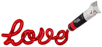 l'artiste "Love", version rouge