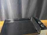 une photo d'un four grille-pain posé sur une table en bois