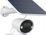 une caméra de sécurité alimentée à l'énergie solaire fixée à un mur