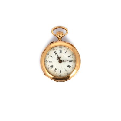 une montre de poche en or avec des chiffres romains sur le cadran